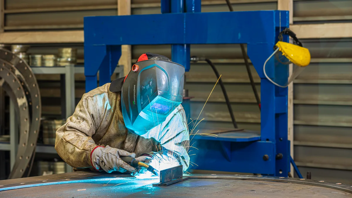 Trabajo de soldadura y fabricación en la planta de producción
