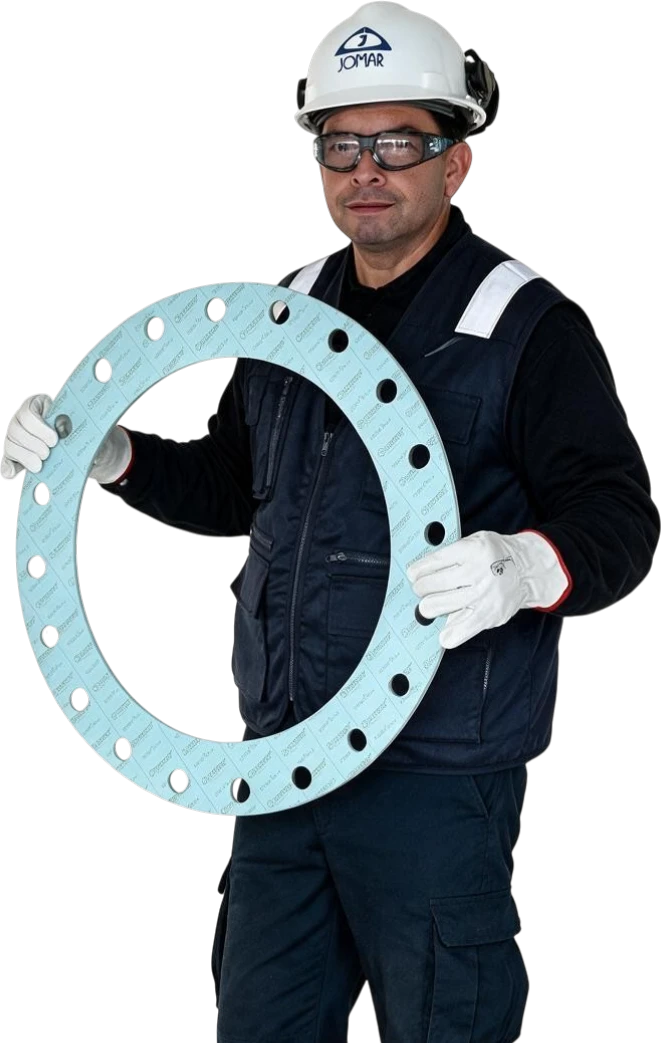 Técnico de Jomar sosteniendo una empaquetadura cortada a medida